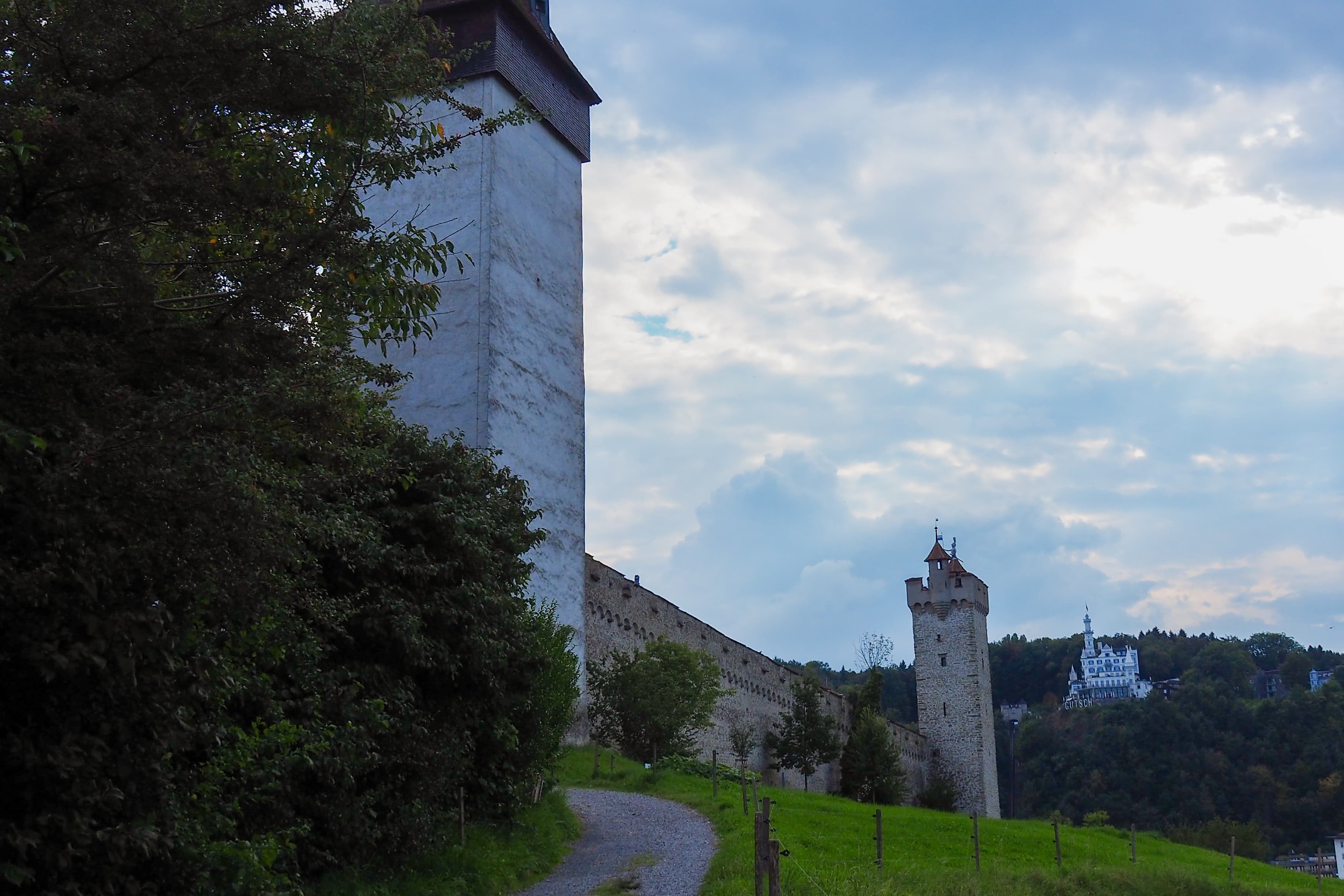 Lucerne photography guide with optimal shooting conditions, composition advice, and technical considerations for capturing this location's distinctive features.