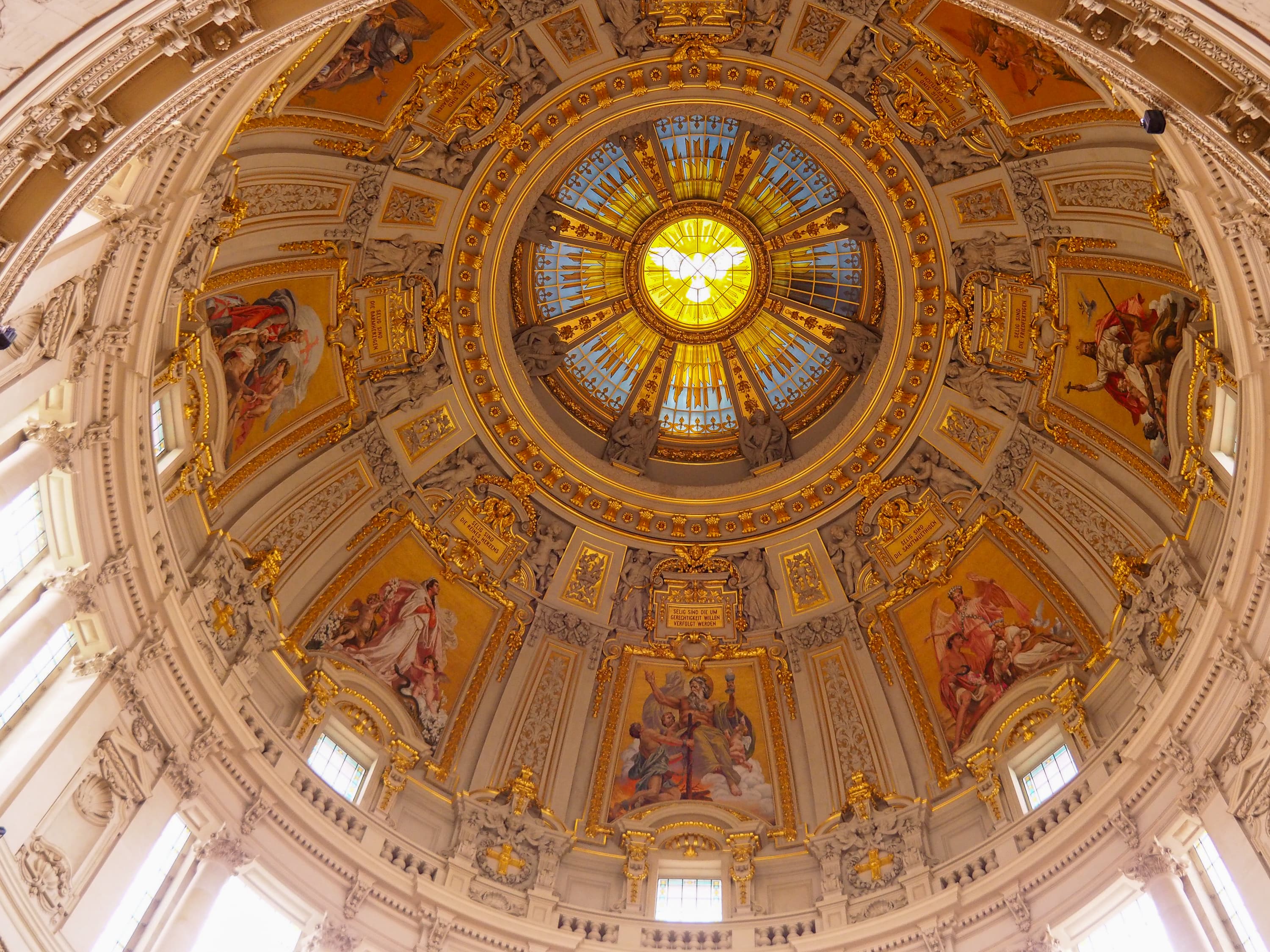 Berlin photography guide with optimal shooting conditions, composition advice, and technical considerations for capturing this location's distinctive features.
