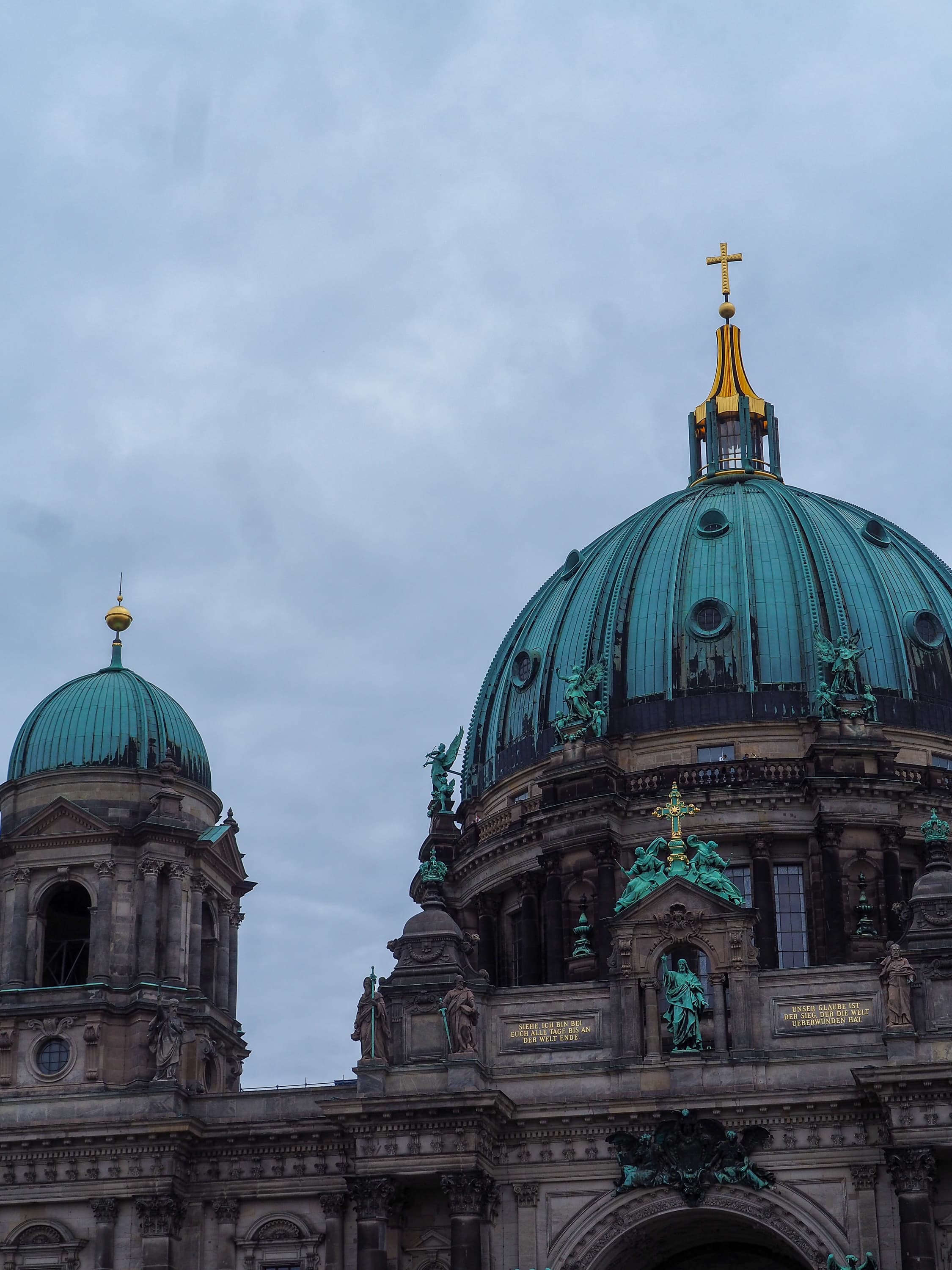 Berlin captivates visitors with its blend of history and modernity, offering iconic landmarks like the Brandenburg Gate, the East Side Gallery (a remnant of the Berlin Wall transformed into an open-air gallery), and Oberbaum Bridge, which connects Friedrichshain to Kreuzberg with notable river views. This city is a photographer's paradise, where moments can be captured at peak times such as early mornings, golden hours, blue hour, and autumn sunsets. The city's rich cultural tapestry, reflected in its architecture and art, makes it an ideal destination for photography enthusiasts seeking to showcase Berlin's unique visual identity. --