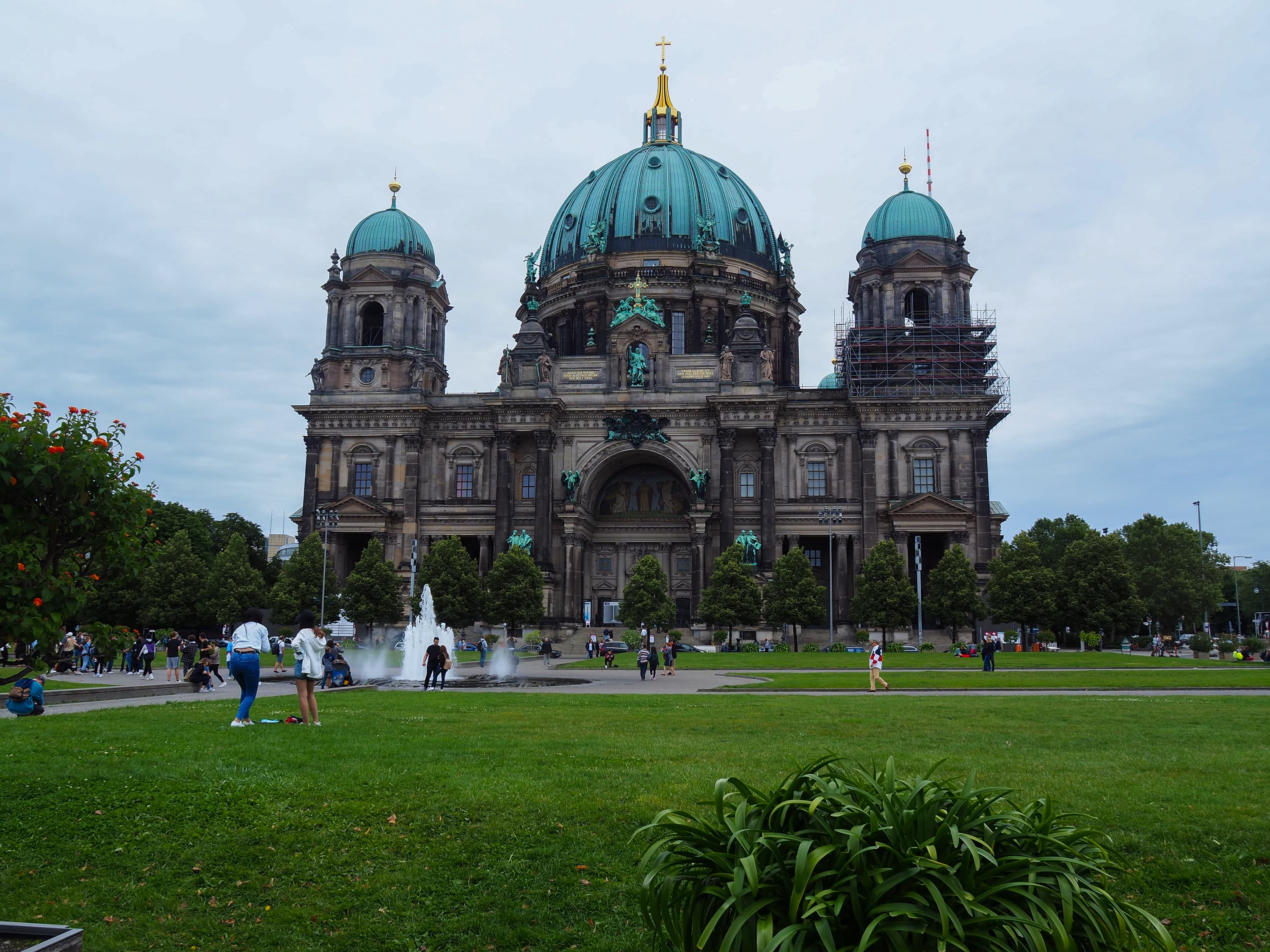 Berlin photography guide with optimal shooting conditions, composition advice, and technical considerations for capturing this location's distinctive features.