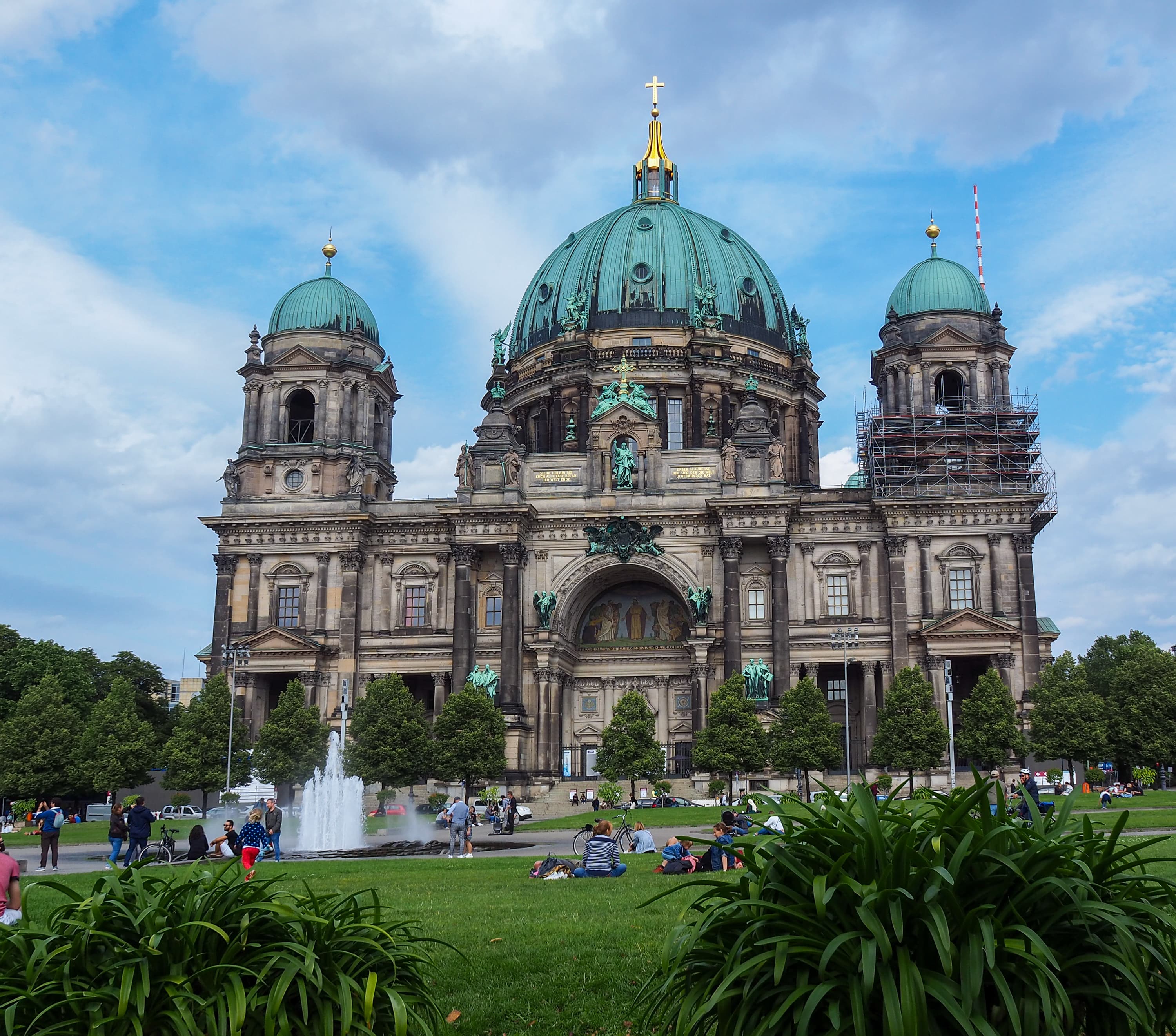 Berlin photography guide with optimal shooting conditions, composition advice, and technical considerations for capturing this location's distinctive features.