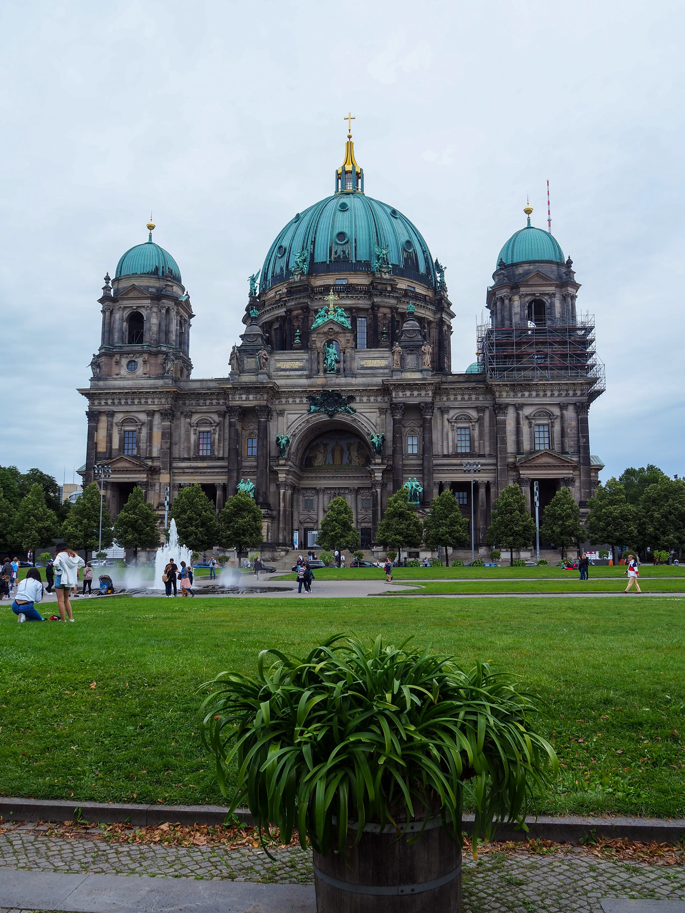 Berlin, Germany, is a photographer's paradise where history and modernity collide. Its iconic landmarks like the Brandenburg Gate, the East Side Gallery, and Oberbaum Bridge offer notable visuals perfect for capturing architectural masterpieces, vibrant murals, and picturesque cityscapes. Seasonal tips ensure optimal lighting conditions, making photography a seamless experience.
