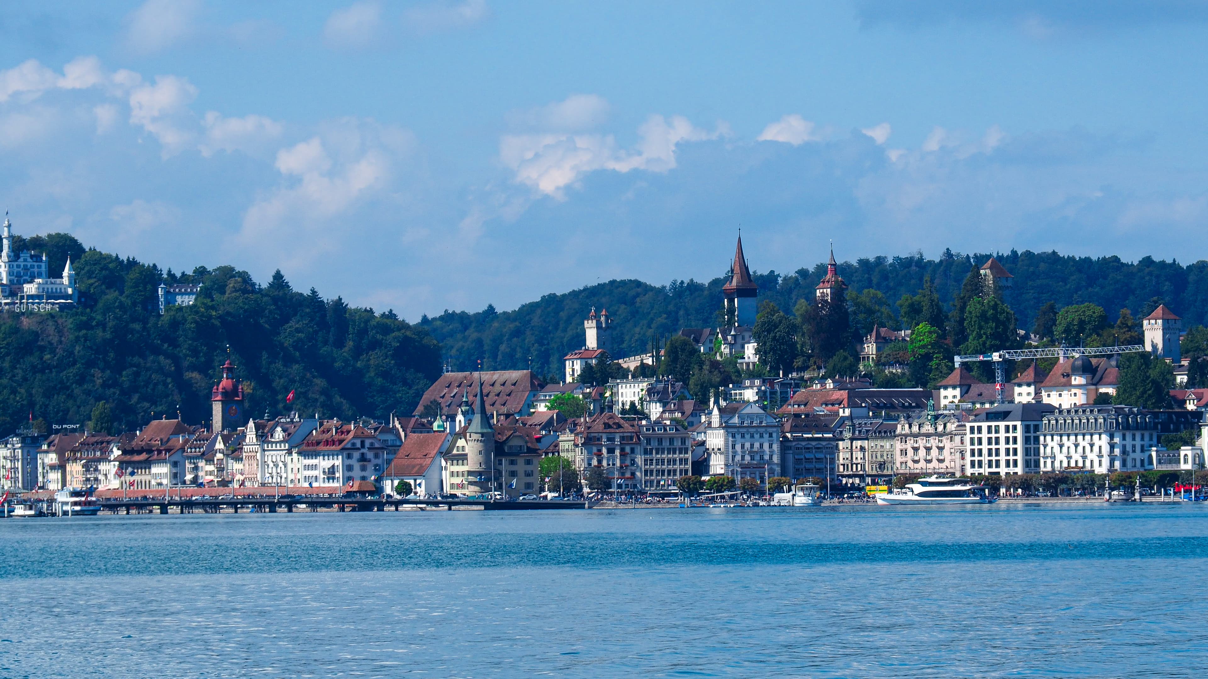 Lucerne photography guide with optimal shooting conditions, composition advice, and technical considerations for capturing this location's distinctive features.